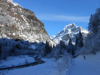 ski de fond dans une vallée après chutes de neige. Alpes Francaises