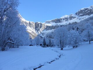 Fototapeta na wymiar paysage avec sensation de froid après chutes de neige. Cirque du Fer à Cheval . Alpes Francaises