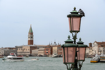 Kandelaber mit Taube in Venedig und Campanile di san Marco
