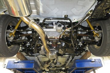 【自動車メンテナンス】リフトアップした自動車のフロア下