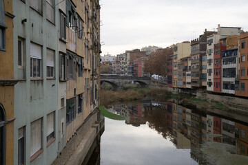 Fototapeta na wymiar Girona bei bedecktem Himmel