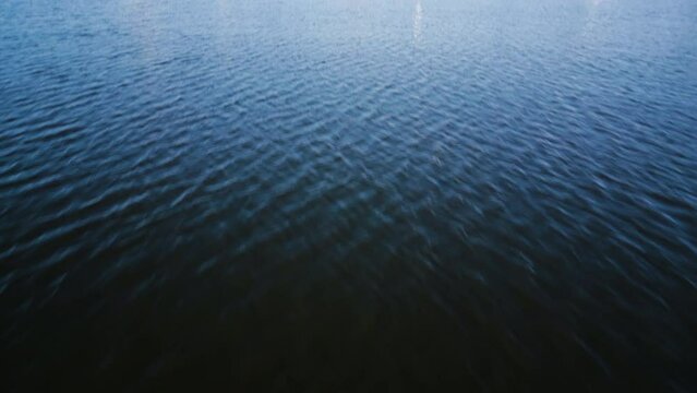 Marina bei Sonnenschein mit Segelbooten und modernen Geb&auml;uden im Hintergrund. Drohnenaufnahme. Marina Fisken&aelig;s, Fisken&aelig;svej, Gr&aring;sten, D&auml;nemark