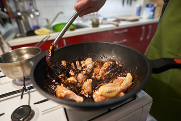 Making caramelized chicken wings
