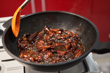 Making caramelized chicken wings