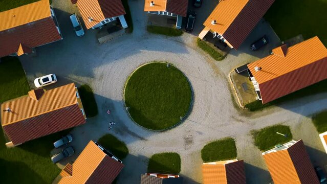 Drohnenaufnahme einer Vorortsiedlung mit symmetrischer Anordnung der H&auml;user und zentralem Rasenkreis. Drone Orbit Reveal Shot. Marina Fisken&aelig;s, Fisken&aelig;svej, Graasten, D&auml;nemark