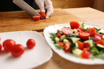 Cut the tomatoes and add them to the vegetable salad. Preparation of vegetable salad