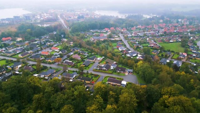 Panoramischer Kameraschwenk, Luftansicht einer Vorstadt mit Wohnh&auml;usern umgeben von herbstlichen B&auml;umen. Drohnenaufnahme, Gravenstein, Graasten, D&auml;nemark