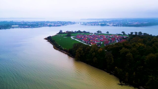Morgend&auml;mmerung &uuml;ber einer ruhigen Wohnsiedlung am Flussufer mit Blick auf die Stadt im Hintergrund. Drohnenaufnahme. Marina Fisken&aelig;s, Fisken&aelig;svej, Graasten, D&auml;nemark