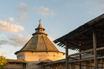 Obraz premium Pskov, Russia, September 6, 2023. Pokrovskaya tower and the roof of the fortress gallery at sunset.