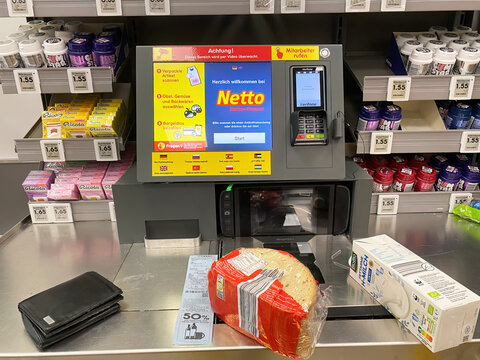 An der Selbstbedienungskasse im Netto Supermarkt - 14.02.2024, Winterbach