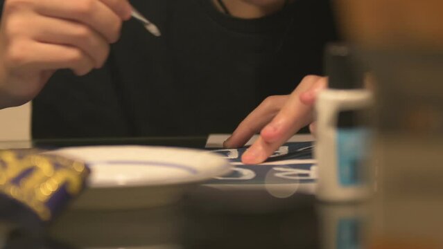 Escribiendo con acr&iacute;lico blanco una vincha fan