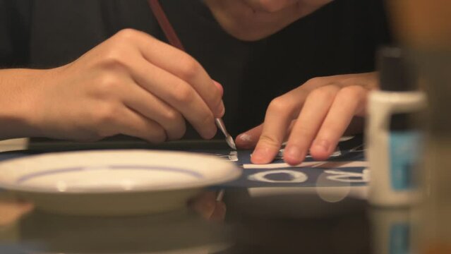 Escribiendo con acr&iacute;licos y pincel