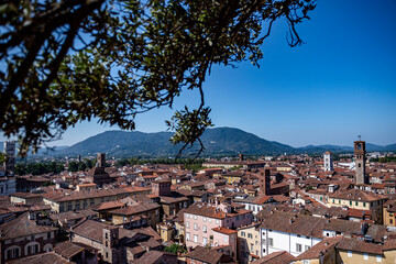 Panoramablick auf die historische Architektur von Lucca mit entfernten Bergen, Italien