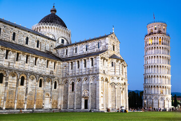 Fototapeta na wymiar Nächtlicher Glanz des Schiefen Turms: Pisas architektonisches Juwel erleuchtet