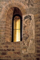 mantua, italien - fenster mit fresko in der romanischen rotonda di san lorenzo