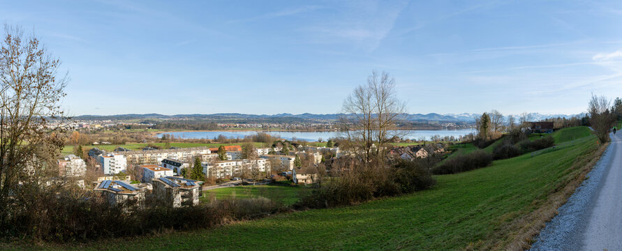 Aussicht &uuml;ber F&auml;llanden auf den Greifensee mit Bergpanorama