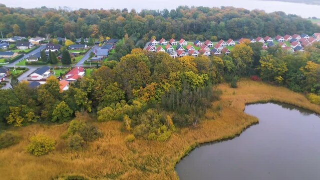 Herbstliche Drohnenansicht &uuml;ber ein ruhiges Wohnviertel mit Teich und Waldgebiet. Drohnenaufnahme, Gravenstein, Graasten, Marina Fisken&aelig;s, D&auml;nemark