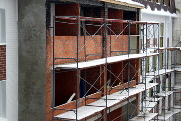There are iron lines near the wall of the facade of the house during renovation.