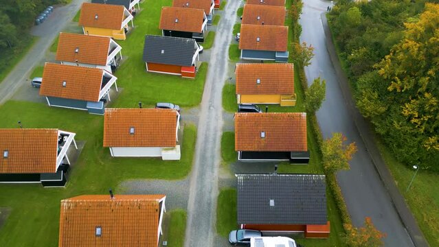 Herbstliche Luftaufnahme einer gepflegten Ferienhausanlage mit symmetrischen Wegen. Drohnenaufnahme, Gravenstein, Graasten, Marina Fisken&aelig;s, D&auml;nemark