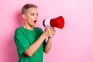 Photo of funny shocked woman wear green clothes hold toa open mouth unexpected unbelievable news isolated on pink color background