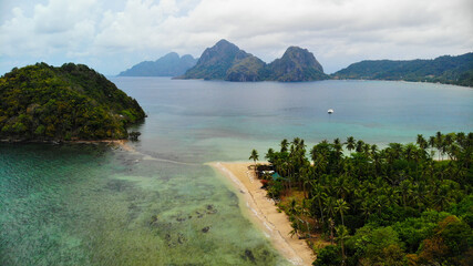 Fototapeta premium Aerial view of tropical beach with palm trees and islands