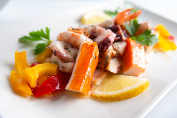 Tipica insalata di frutti di mare misti con olio di oliva, gastronomia italiana, cibo mediterraneo 