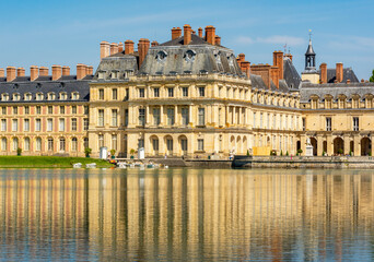 Fototapeta na wymiar Fontainebleau palace (Chateau de Fontainebleau) and Carp's pond near Paris, France