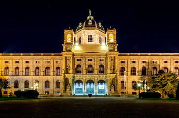 Obraz premium Natural History Museum (Naturhistorisches museum) on Maria Theresa square (Maria-Theresien-Platz) at night, Vienna, Austria