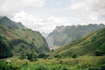 Fototapeta na wymiar Berge in Vietnam 