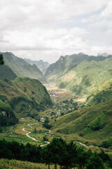 Fototapeta na wymiar Berge mit einem schönen Dorf