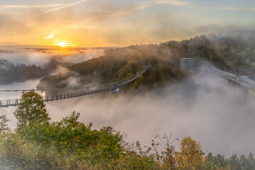 Blick zur Hängebrücke Titan RT an der Rappbodetalsperre im Harz. Die Sonne scheint über die...