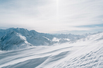 Neuschnee im Gebirge