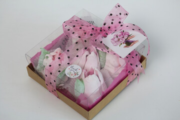 Gift box with pink tulips. Homemade zephyr. Zephyr flowers. Tulips from marshmallows.