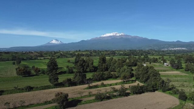 Vista a&eacute;rea en un amanecer con el cielo despejado de los volcanes Popocatepetl e Iztaccihuatl