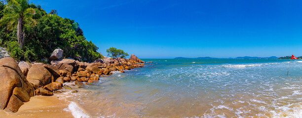 panorâmica da  praia Grande cidade de Governador Celso Ramos Santa Catarina Brasil praia Caravelas