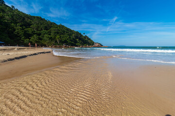 rio e a costa da  praia Grande cidade de Governador Celso Ramos Santa Catarina Brasil praia Caravelas