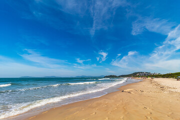 mar azul da  praia Grande cidade de Governador Celso Ramos Santa Catarina Brasil praia Caravelas