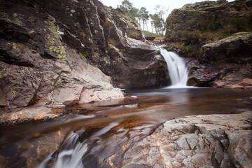 Obraz premium waterfall captured with a long exposure, creating a captivating effect as the water cascades and swirls