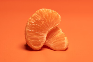 Frische Mandarinenstücke auf Orange