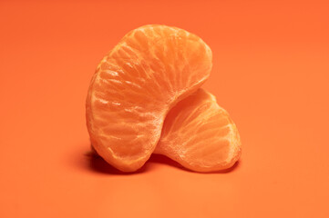 Frische Mandarinenstücke auf Orange