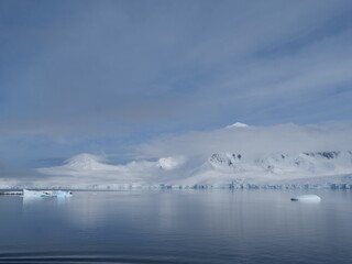 Fototapeta na wymiar Berge und Gletscher bei Damoy Point auf der Wiencke-Insel im Palmer-Archipel in der Antarktis (Westantarktis)