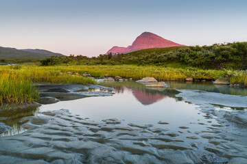 Berg Nijak, Fluss Sjnjuvtjudisjahka, Sarek Nationalpark, Lappland, Schweden, Europa