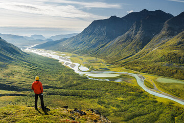 ein Wanderer, Bergmassiv Bielloriehppe, Rapaälven, Rapadalen, Sarek Nationalpark, Lappland,...