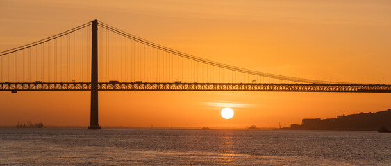 Sonnenaufgang, Ponte 25 de Abril, Fluss Tajo, Lissabon, Portugal