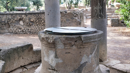 Fototapeta premium The Doric Temple of Hercules is a Greco-Roman temple located in Pompeii, Italy. It was built in the 6th century BC. and was dedicated to the god Hercules.