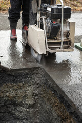 道路工事　コンクリートカッターでの舗装版切断作業