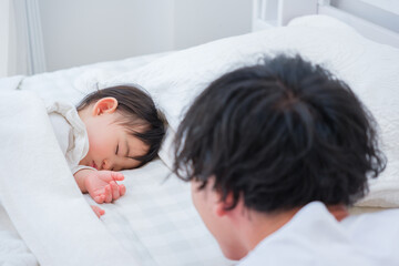 赤ちゃんを寝かしつけるお父さん