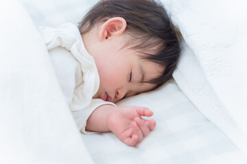 ベッドでお昼寝する赤ちゃん - obrazy, fototapety, plakaty