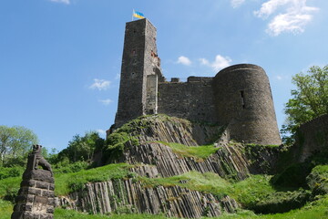 Säulenbasalt an der Burg Stolpen mit Burgturm