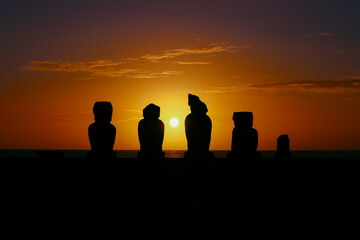 Ahu Tahai en Rapa Nui al atardecer. Complejo ceremonial con Moai en Isla de Pascua